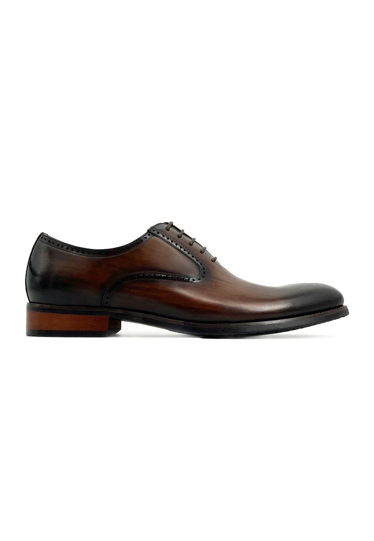 Minimalist Workaday Lace-up Oxford